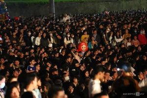10,000 Visitors Admire Glow of Ngo Mon Gate in Hue - image 3