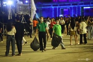 10,000 Visitors Admire Glow of Ngo Mon Gate in Hue - image 7