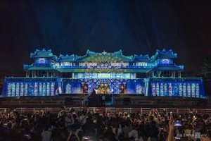 10,000 Visitors Admire Glow of Ngo Mon Gate in Hue - image 6
