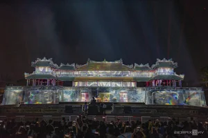 10,000 Visitors Admire Glow of Ngo Mon Gate in Hue - image 1