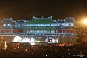 10,000 Visitors Admire Glow of Ngo Mon Gate in Hue - image 8