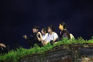 10,000 Visitors Admire Glow of Ngo Mon Gate in Hue - image 5