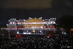 10,000 Visitors Admire Glow of Ngo Mon Gate in Hue - image 2