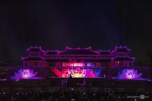 10,000 Visitors Admire Glow of Ngo Mon Gate in Hue - image 10