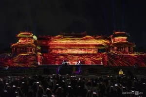 10,000 Visitors Admire Glow of Ngo Mon Gate in Hue - image 9