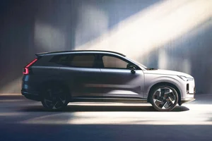 Volvo XC70 Plug-In Hybrid Revealed as Strategic Green Move - image 0