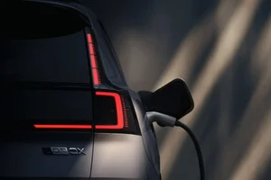 Volvo XC70 Plug-In Hybrid Revealed as Strategic Green Move - image 1