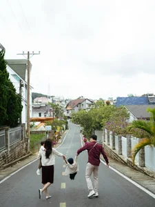 Former Flight Attendant Vu Ngoc Cham Shares Heartwarming Family Moments - image 9