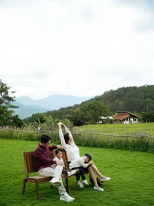 Former Flight Attendant Vu Ngoc Cham Shares Heartwarming Family Moments - image 2