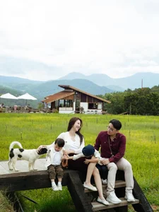 Former Flight Attendant Vu Ngoc Cham Shares Heartwarming Family Moments - image 7