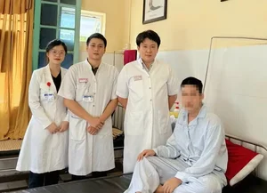 Medical Miracle: Surgeons Successfully Remove Three Toothbrushes from Patient’s Stomach in Complex Procedure - image 2
