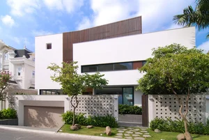 Stunning Secluded Villa Harmonizing Modern Architecture with Lush Natural Surroundings - image 4