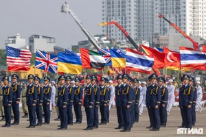 Spectacular Opening Ceremony of the Vietnam International Defense Expo 2024 Highlights Global Military Cooperation - image 5