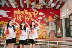 Patriotic Yearbook Photos: Thai Binh Students Go Viral with 'Fatherland in My Heart' - image 1
