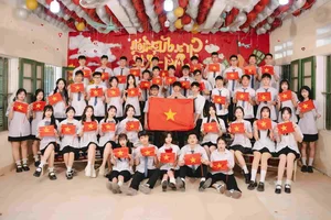 Patriotic Yearbook Photos: Thai Binh Students Go Viral with 'Fatherland in My Heart' - image 5
