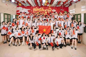 Patriotic Yearbook Photos: Thai Binh Students Go Viral with 'Fatherland in My Heart' - image 4