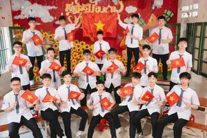Patriotic Yearbook Photos: Thai Binh Students Go Viral with 'Fatherland in My Heart' - image 2