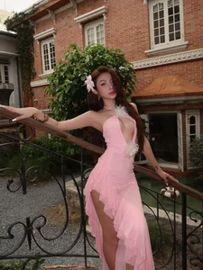 Viral Sensation Stuns in Bold Cut-Out Fashion: The Latest Trend-Setting Look from the 'Hip-Shaking Goddess' - image 6