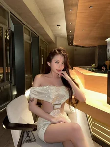 Viral Sensation Stuns in Bold Cut-Out Fashion: The Latest Trend-Setting Look from the 'Hip-Shaking Goddess' - image 7