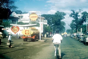 Vintage Nostalgia: Fascinating Photos of Saigon Traffic in 1965 - image 6