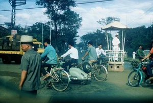 Vintage Nostalgia: Fascinating Photos of Saigon Traffic in 1965 - image 8