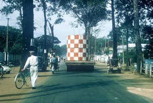 Vintage Nostalgia: Fascinating Photos of Saigon Traffic in 1965 - image 10