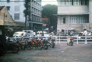Vintage Nostalgia: Fascinating Photos of Saigon Traffic in 1965 - image 11