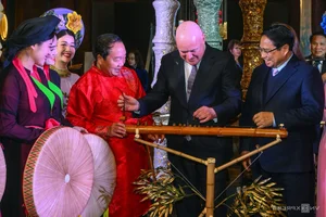 NZ Prime Minister Explores Vietnamese Culture and Music - image 5