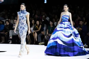 Supermodel Thanh Hang Shines in Stunning 50kg Crystal Gown at Fashion Week - image 8