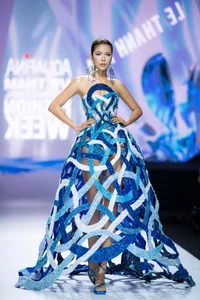 Supermodel Thanh Hang Shines in Stunning 50kg Crystal Gown at Fashion Week - image 4