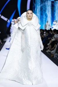 Supermodel Thanh Hang Shines in Stunning 50kg Crystal Gown at Fashion Week - image 2