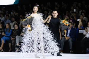 Supermodel Thanh Hang Shines in Stunning 50kg Crystal Gown at Fashion Week - image 3