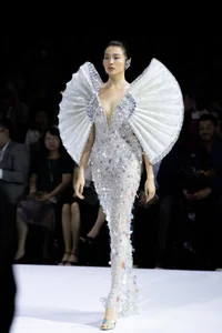 Supermodel Thanh Hang Shines in Stunning 50kg Crystal Gown at Fashion Week - image 0