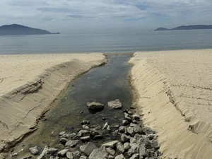 Environmental Concerns Over Smelly Wastewater Pools on Da Nang Beach - image 4
