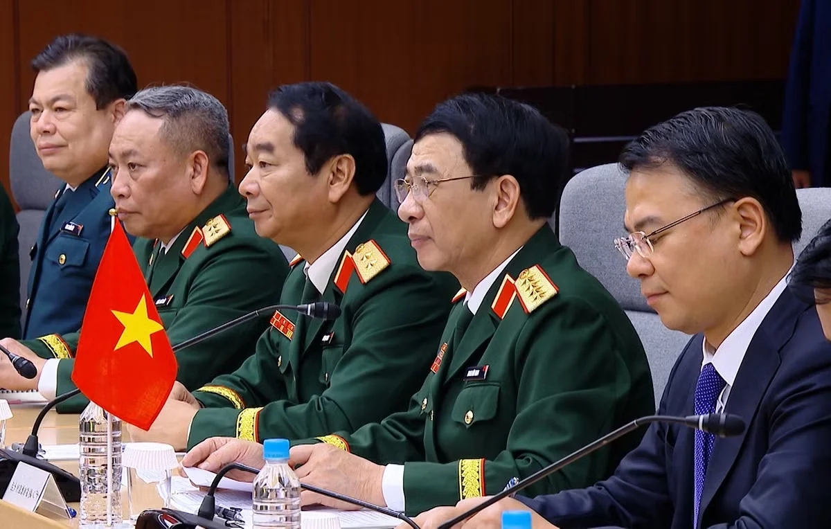 Japanese Defense Minister Hosts Official Welcome Ceremony for General Phan Van Giang