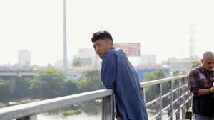 Actor Tuấn Trần Performs High-Stakes Bridge Jump in New Film - image 2