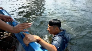 Actor Tuấn Trần Performs High-Stakes Bridge Jump in New Film - image 1