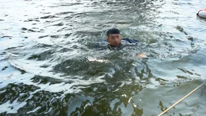 Actor Tuấn Trần Performs High-Stakes Bridge Jump in New Film - image 5
