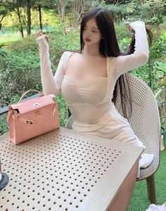 The Surreal Beauty and Stunning Curves of a Viral Instagram Sensation - image 0
