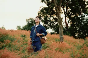 Moc Chau’s Stunning Pink Grass Hills: A New Must-Visit Destination for Nature Lovers - image 0