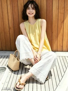 Oversized Shirts and Wide-Leg Pants: Perfect Style for 40s - image 9