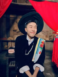 Fans Go Wild as Pu Shares Wedding Photos in 'Đi Giữa Trời Rực Rỡ' - image 7