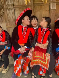 Fans Go Wild as Pu Shares Wedding Photos in 'Đi Giữa Trời Rực Rỡ' - image 6