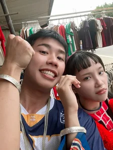 Fans Go Wild as Pu Shares Wedding Photos in 'Đi Giữa Trời Rực Rỡ' - image 5