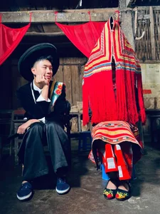 Fans Go Wild as Pu Shares Wedding Photos in 'Đi Giữa Trời Rực Rỡ' - image 2