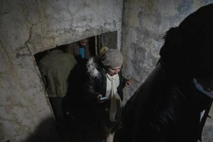 Families Rush to Notorious Syrian Prisons in Search of Missing Loved Ones - image 7