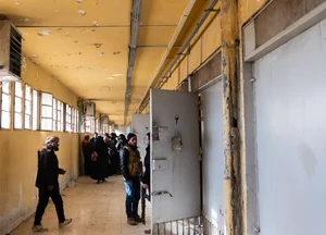 Families Rush to Notorious Syrian Prisons in Search of Missing Loved Ones - image 4