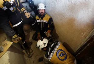 Families Rush to Notorious Syrian Prisons in Search of Missing Loved Ones - image 8