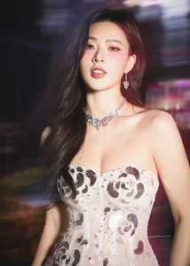 Stunning Hai Phong Muse Turns Heads in Elegant Mermaid Dress - image 2