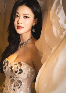 Stunning Hai Phong Muse Turns Heads in Elegant Mermaid Dress - image 4